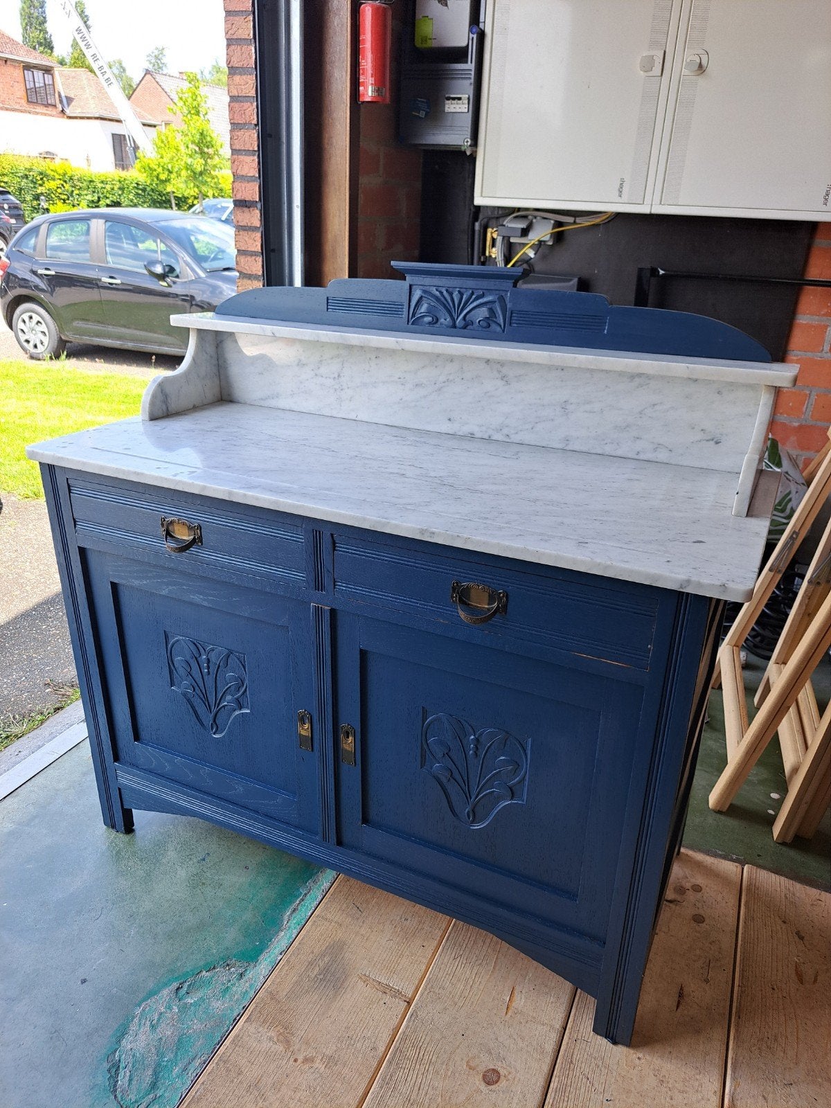 Sfeervol Vintage Dressoir met Marmeren Blad – Diepblauw, Huis en Inrichting, Kasten | Ladekasten, Zo goed als nieuw, Minder dan 100 cm