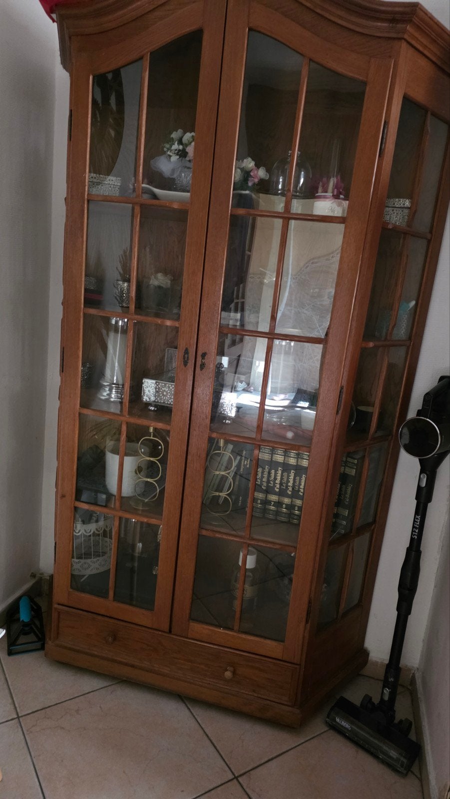 Élégantes vitrines en bois massif – lot de 2, Ophalen