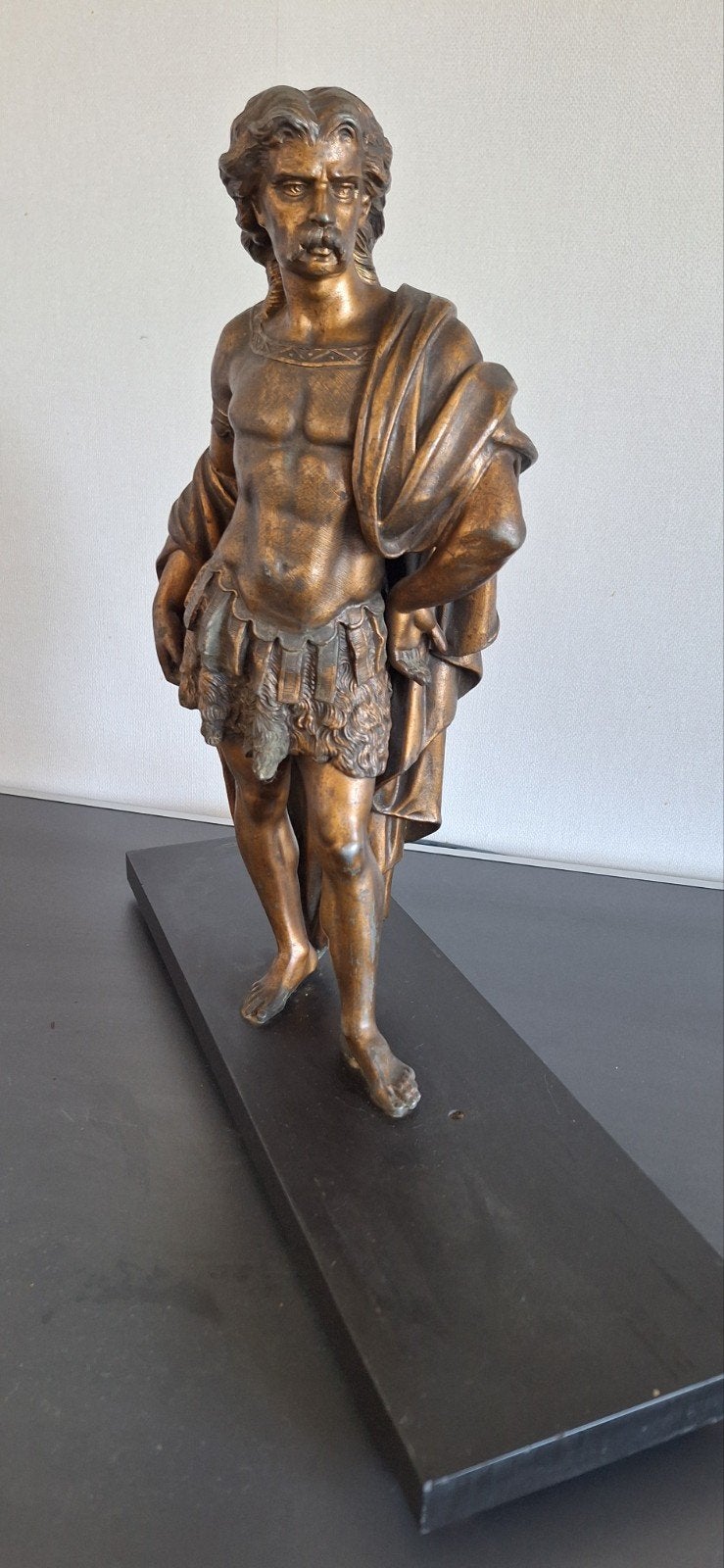 Zwaar en massief klassiek standbeeld / krijger –40cm– 6,7kg, Antiek en Kunst, Ophalen