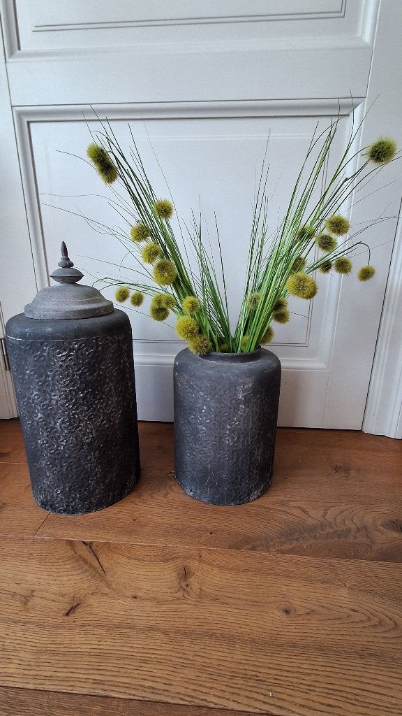 2 grote ijzeren vazen, Huis en Inrichting, Ophalen of Verzenden, Zo goed als nieuw, Grijs, Geschikt voor droogbloemen