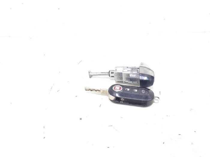 Serrure portière cylindre gauche d'un Fiat 500L, -, 3 mois de garantie, Utilisé, Fiat