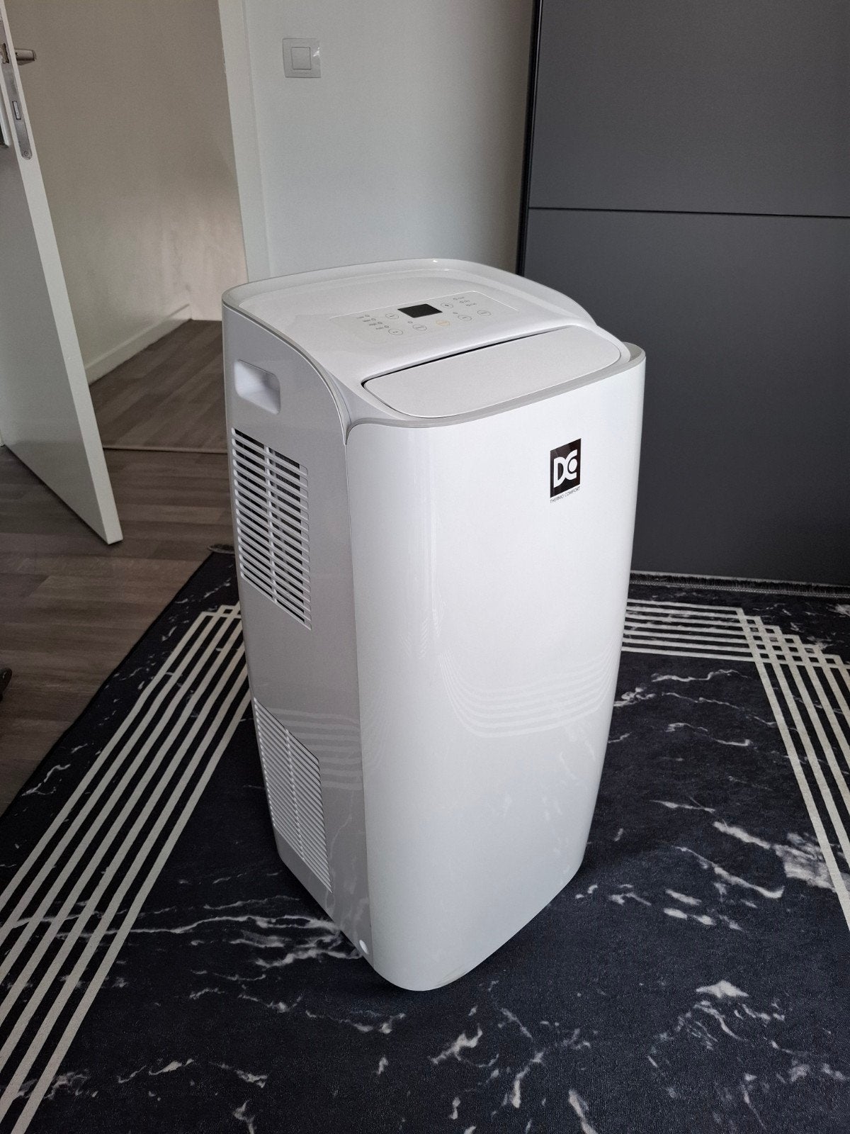 DC Mobiele airco 12 000 BTU (1,5jaar oud), Elektronische apparatuur, Ophalen, Zo goed als nieuw, Mobiele airco, Afstandsbediening