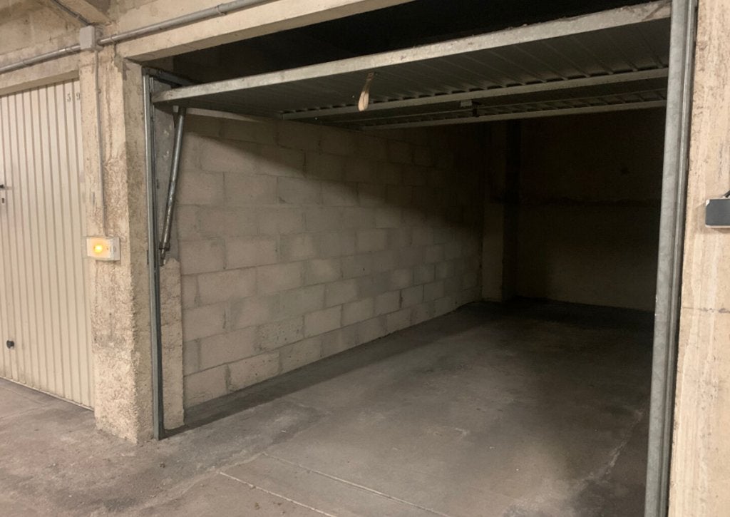 cherche un garage a louer a ecaussinnes