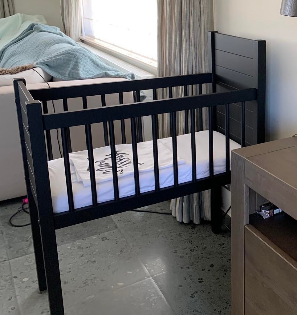 Wiegje in mat zwart hout, Kinderen en Baby's, Babywiegjes en Ledikanten, Ophalen, Zo goed als nieuw