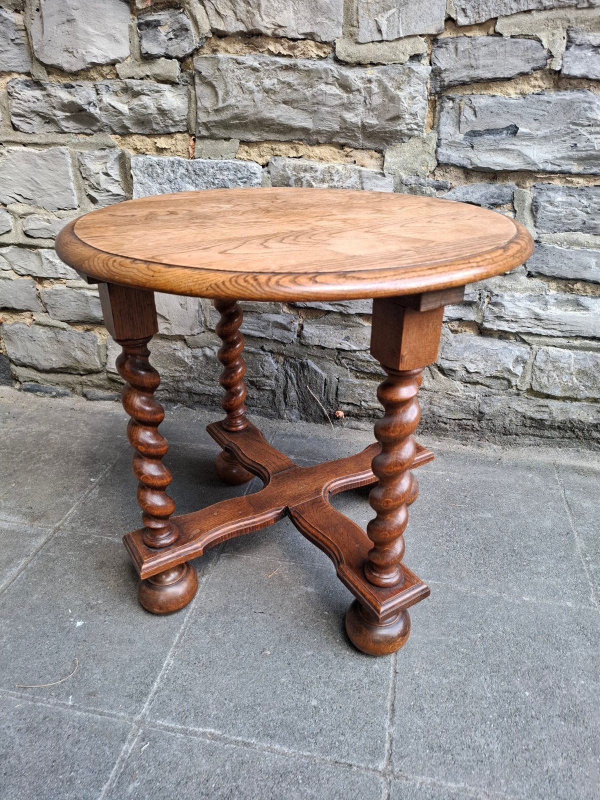 Ancienne table ronde en chêne – pieds torsadés, Enlèvement