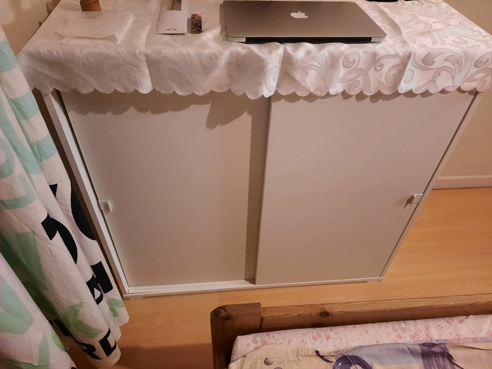 Tout neuf commode, Enlèvement