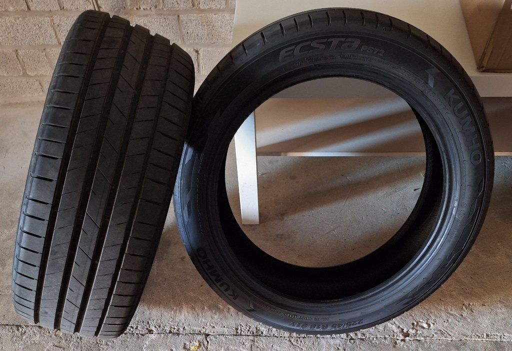Autobanden vrijwel nieuw  Kumho ECSTA 72   225/45  R18  91Y, Auto-onderdelen, Banden en Velgen, Ophalen, 18 inch, Gebruikt, 255 mm
