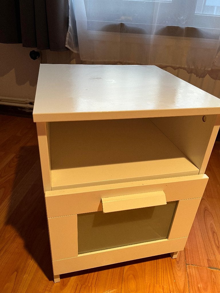 White bedside cabinet with glass door, Ophalen, 55 tot 70 cm, Zo goed als nieuw, 45 tot 65 cm