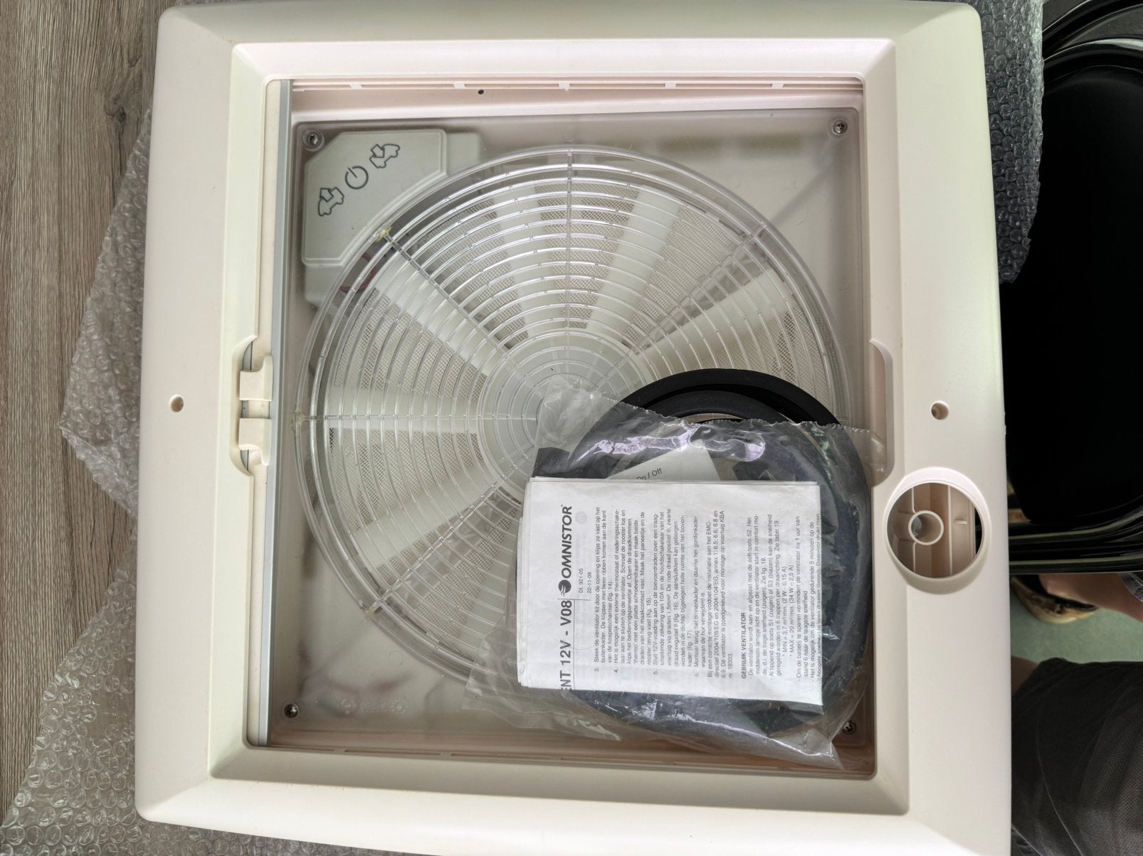 Thule ventilator Omni-Vent voor dakraam 40x40 - nieuw, Ophalen, Zo goed als nieuw