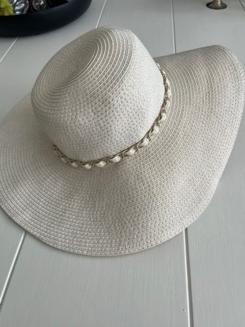 Stijlvolle beige zomerhoed met rosé ketting, Bijoux, Sacs & Beauté, Colliers, Enlèvement, Comme neuf, Beige