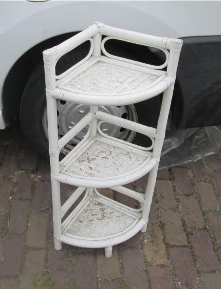 Belle étagère d'angle rétro en osier blanc - 29 x 29 x 88, Enlèvement ou Envoi, Maison et Meubles