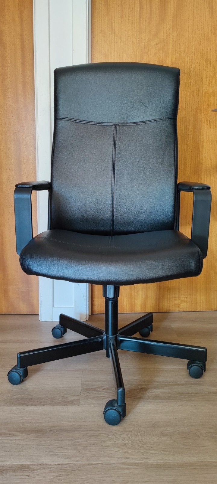 Chaise noire de bureau sur roulette, Enlèvement