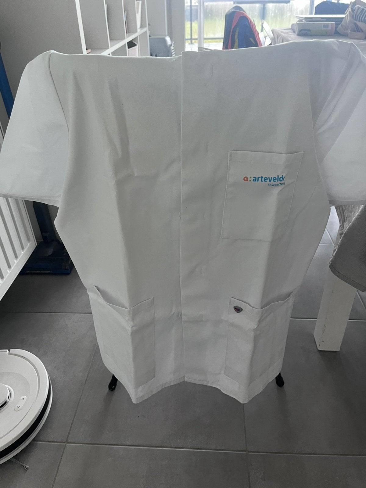 2 Artevelde verpleegkunde uniformen. Amper gebruikt., Diversen, Ophalen, Zo goed als nieuw