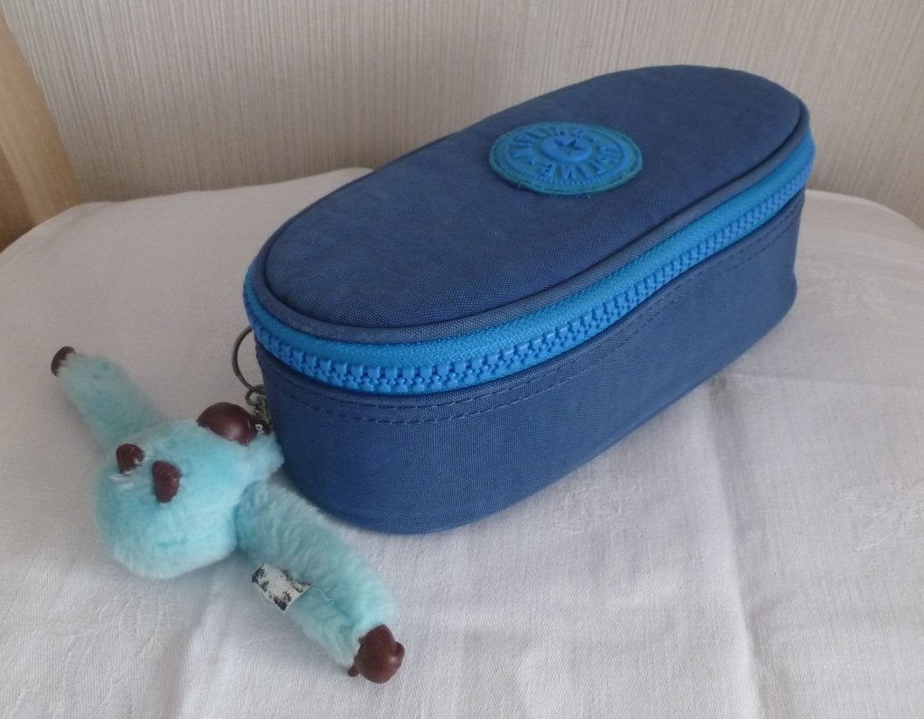 Kipling ovale pennenetui „duobox” 2 blauw + aap, Diversen, Schoolbenodigdheden, Gebruikt, Ophalen of Verzenden
