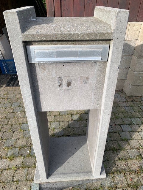 Massief betonnen brievenbus, Ophalen, Gebruikt, Beton, Staande brievenbus