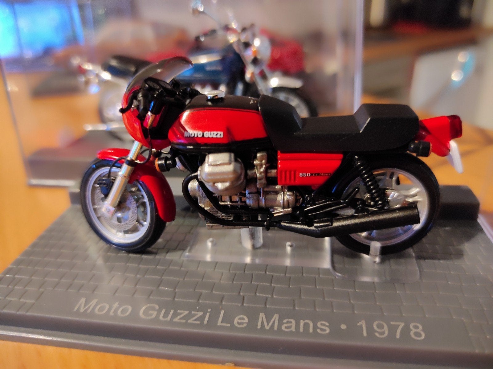 Moto Guzzi LeMans 1978 1:24 dans une vitrine, Hobby & Loisirs créatifs, Voitures miniatures | 1:24, Enlèvement ou Envoi