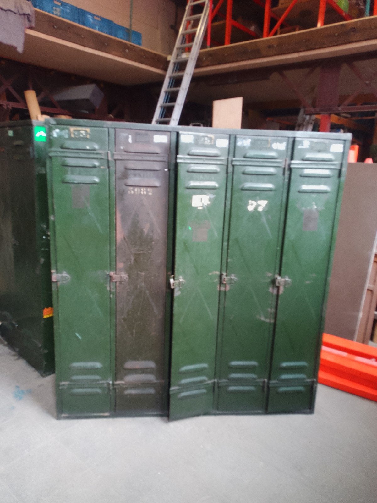 Vintage brede lockerkast uit oude bandencentrale, Huis en Inrichting, Kasten | Lockerkasten, Ophalen