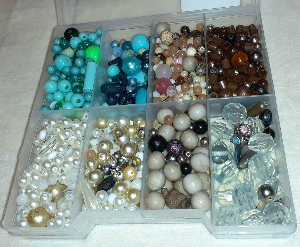 lot kralen mix doos multicolor blauw bruin wit, Hobby & Loisirs créatifs, Fabrication de Perles & Bijoux, Enlèvement ou Envoi