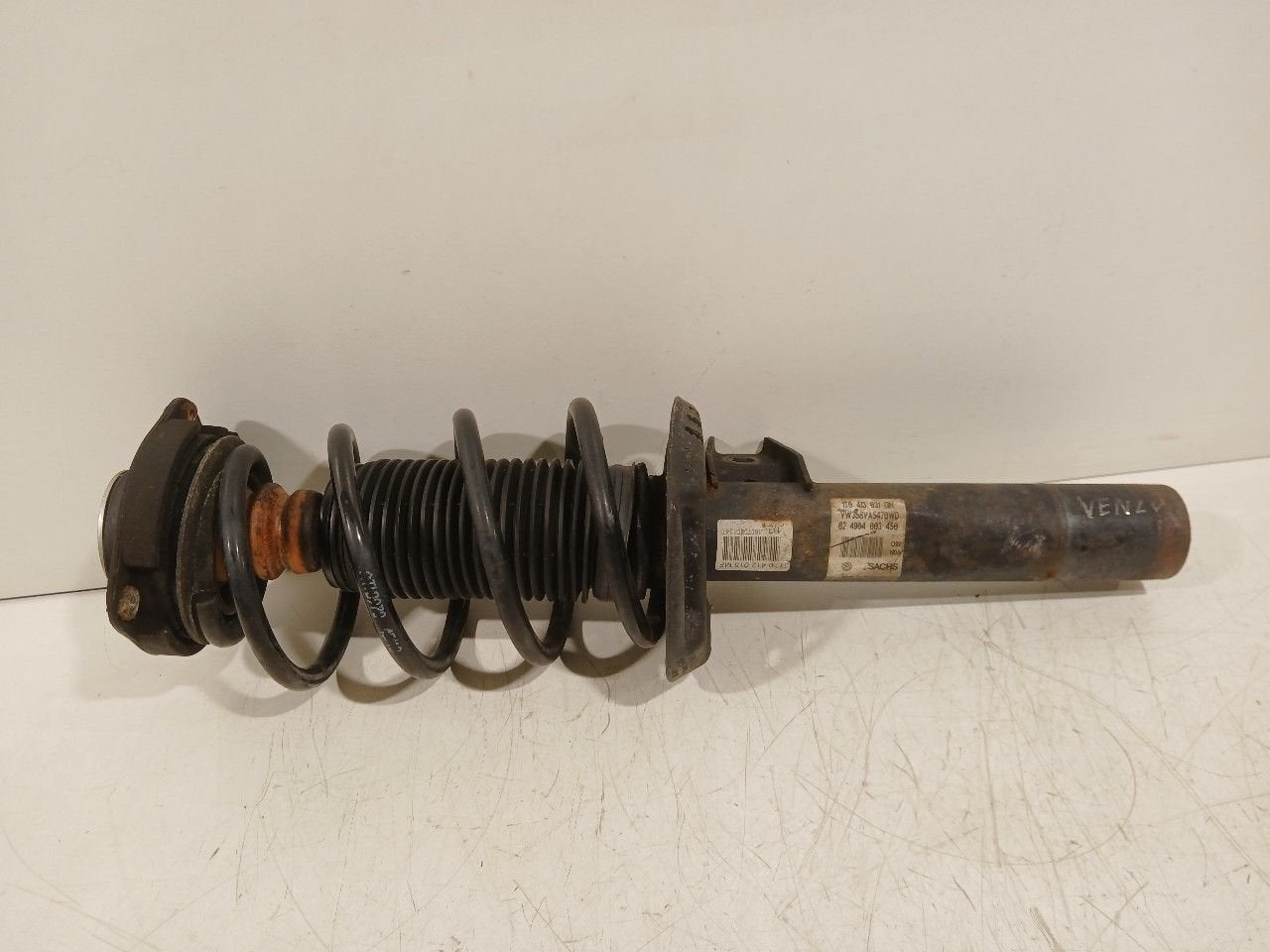 Veerpoot links voor Volkswagen Golf, Onderdelen@venauto.nl, Van der Ven Autorecycling B.V., Ettenseweg 76, 4706 PB Roosendaal, The Netherlands