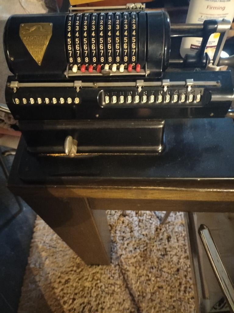 Ancienne calculatrice des grands-parents de la marque allema, Enlèvement