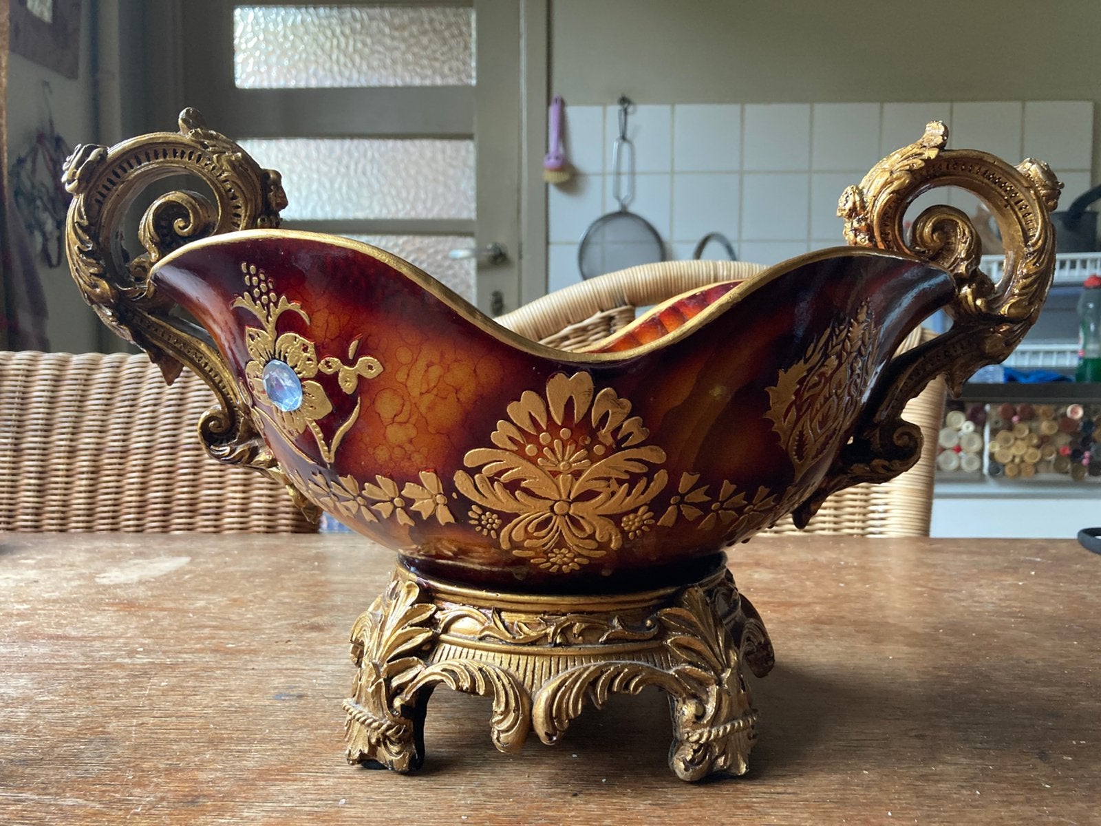 Plat Kitsch style “ Napoléonien ”, Enlèvement