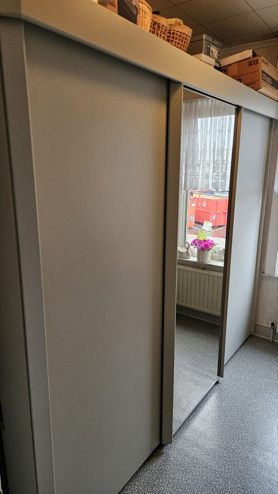 Ruime schuifdeurkast met spiegel, Ophalen