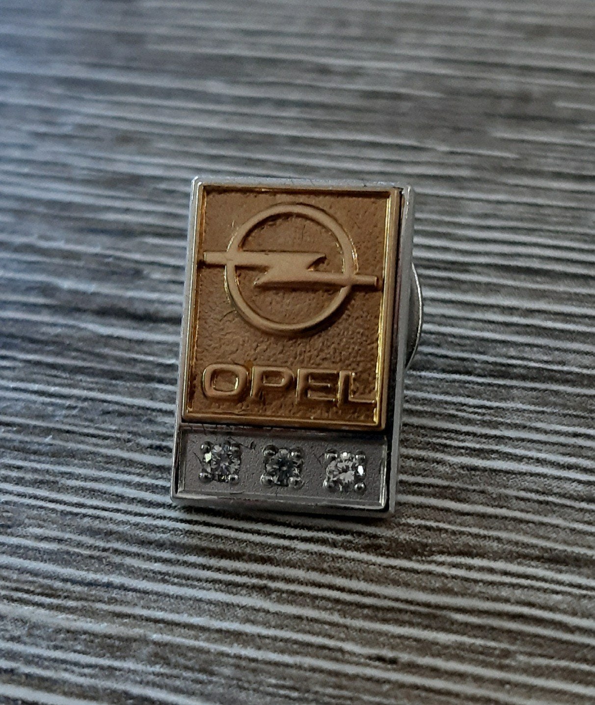 Zilveren Opel pin belegd met 3 steentjes, Verzamelen, Ophalen of Verzenden, Zo goed als nieuw, Speldje of Pin, Merk