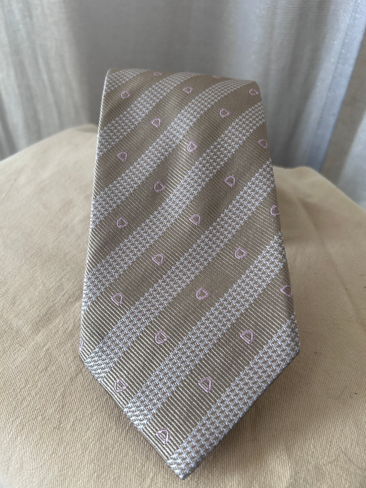 Dormeuil cravate soie motifs or rose pale, Enlèvement ou Envoi, Comme neuf, Rose