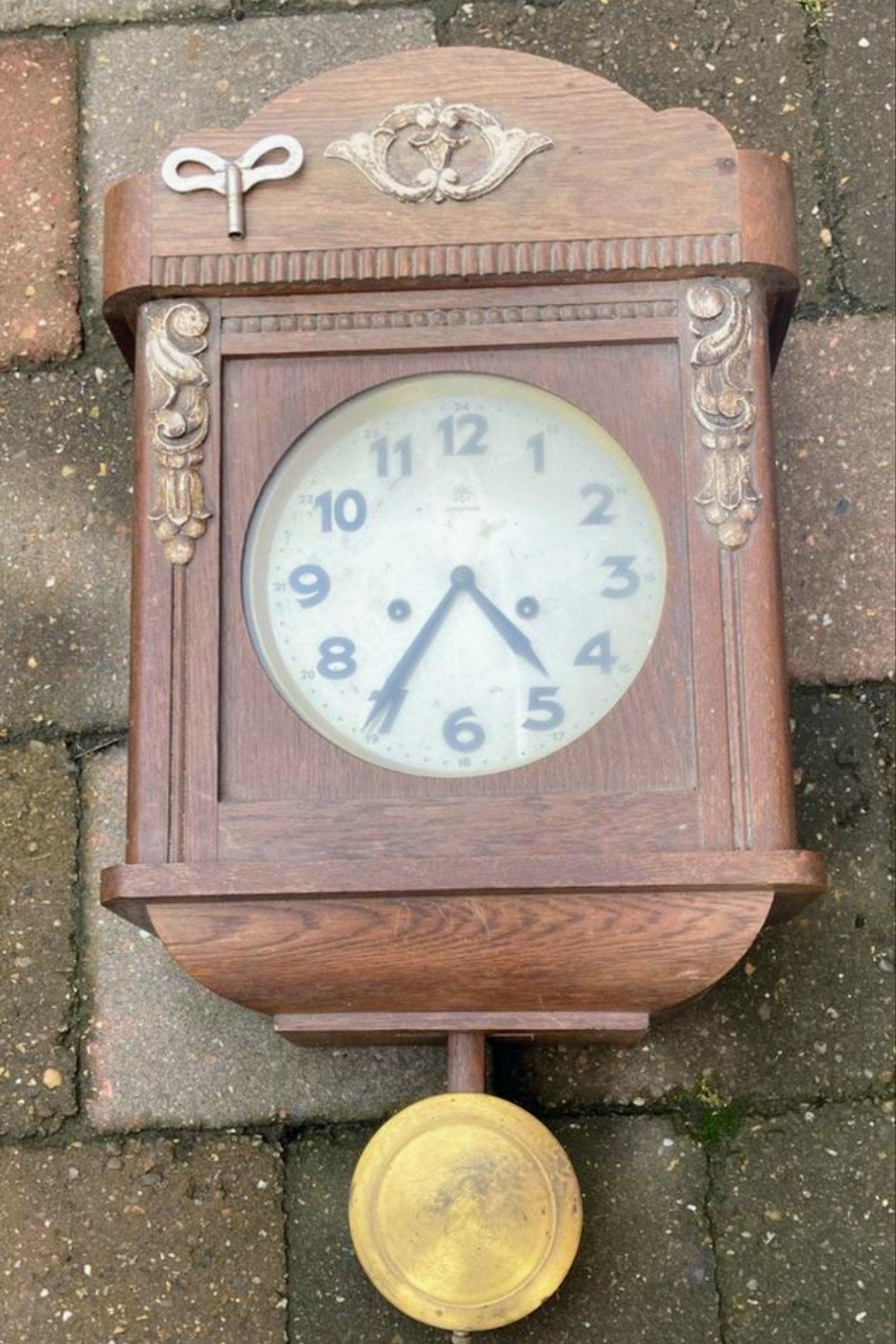 2 Antieke houten wandklokken met sleutel en slinger, Ophalen