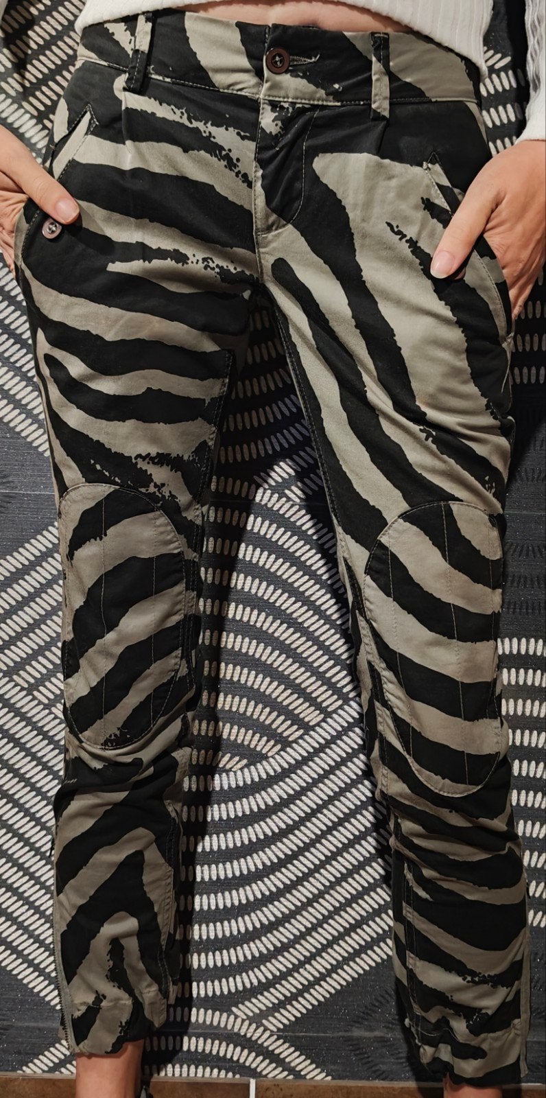 Pantalon slim kaki imprimé zèbre (+) People Made in Italy, Enlèvement ou Envoi, Comme neuf, Taille 34 (XS) ou plus petite, +people