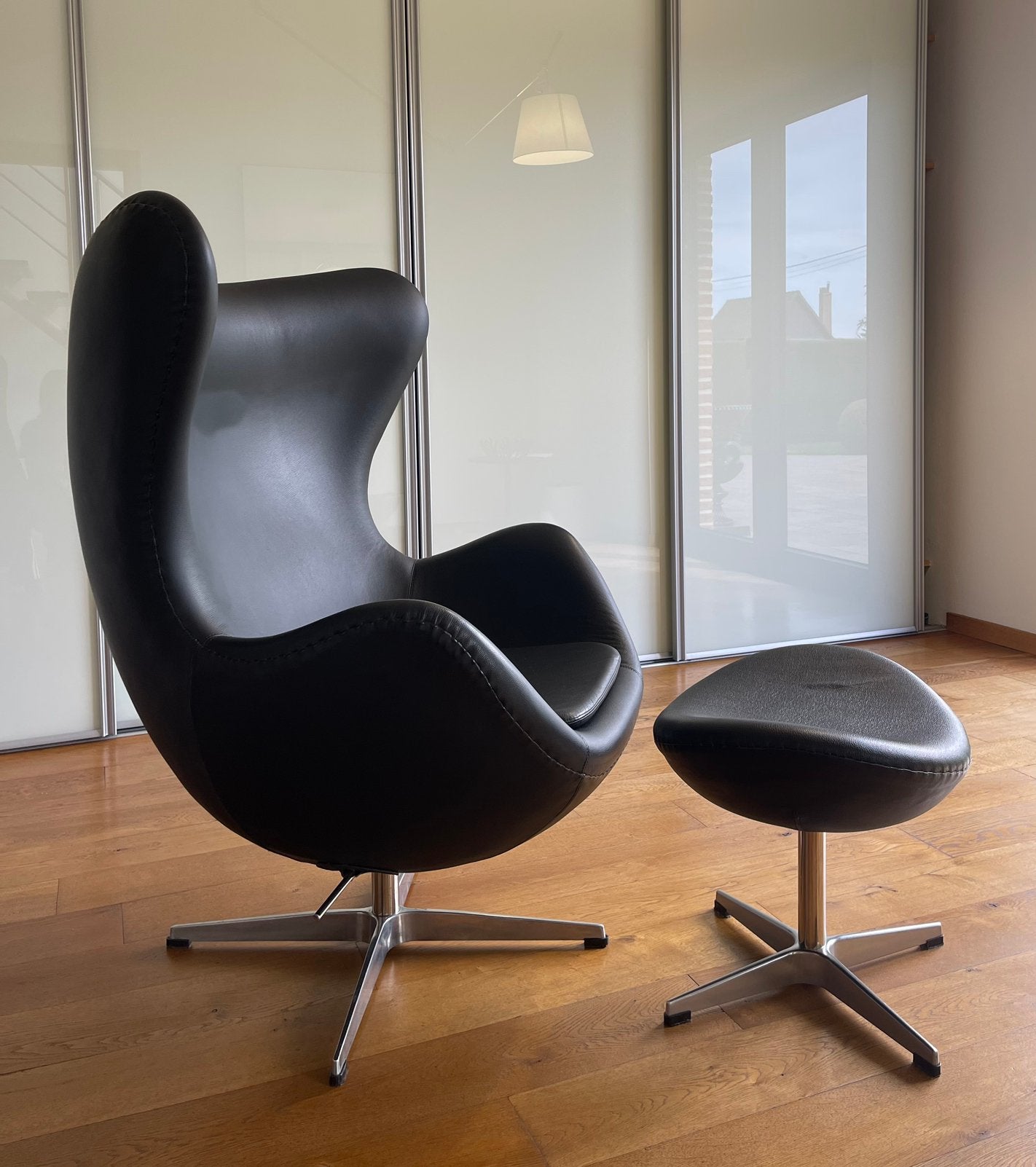 Magnifique Fauteuil Egg avec repose pieds en cuir, Maison & Meubles, Enlèvement, Comme neuf, Cuir