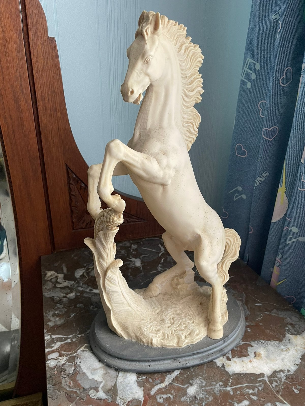 Beeld van paard, Ophalen