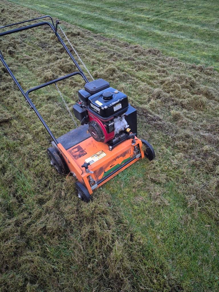 Te huur verticuteermachine, Enlèvement