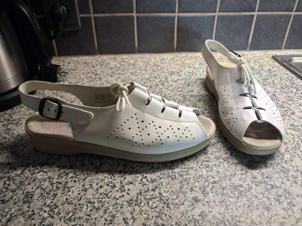 Schoenen wit merk damart – maat 40 = 7 Duur in aankoop, Kleding | Dames, Schoenen, Wit, Ophalen of Verzenden, Sneakers, Damart