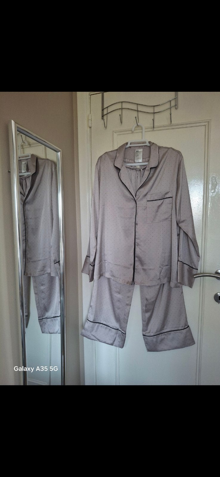 Nieuwe satijnen pyjama en satijnen badjas, Kleding | Dames, Ophalen, Maat 38/40 (M)