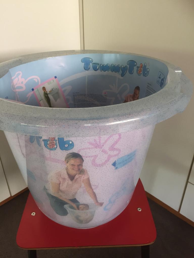 Babybadje:  Tummy Tub ( zeer handig en proper!), Enlèvement, Comme neuf