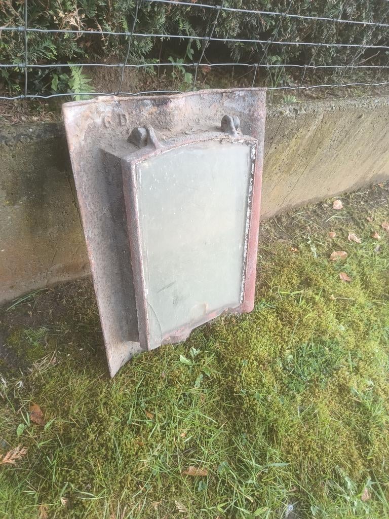 Très ancienne lucarne pliante en fonte, Enlèvement