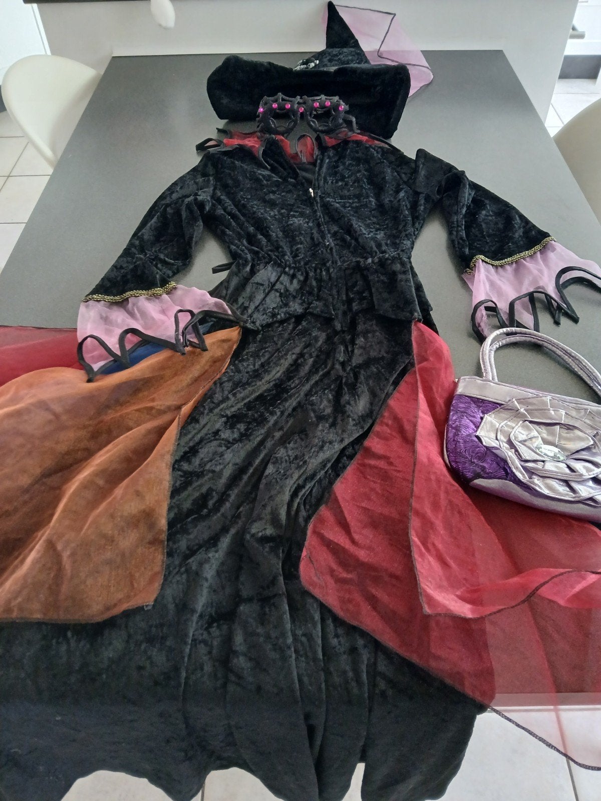 Halloween , kledij heksen, crimiclown ,maskers en nog meer, Hobby & Loisirs créatifs, Costumes, Matériel de théâtre & Jeux de rôle