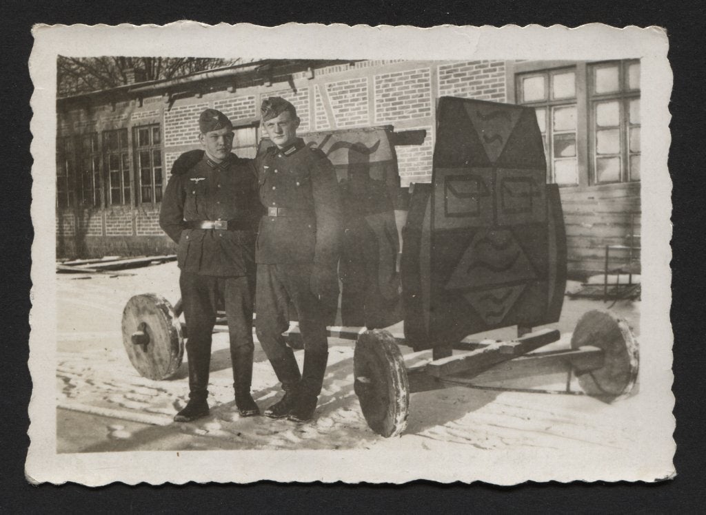 WOII foto: Eén van de allereerste modellen Panzerattrappes, Verzamelen, Verzenden, Landmacht, Foto of Poster