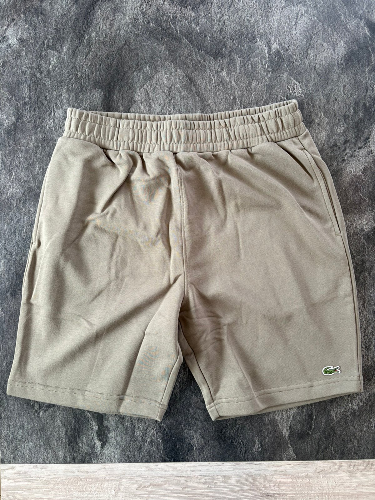 Lacoste kaki korte broek maat L, Ophalen, Nieuw, Maat 52/54 (L), Overige kleuren