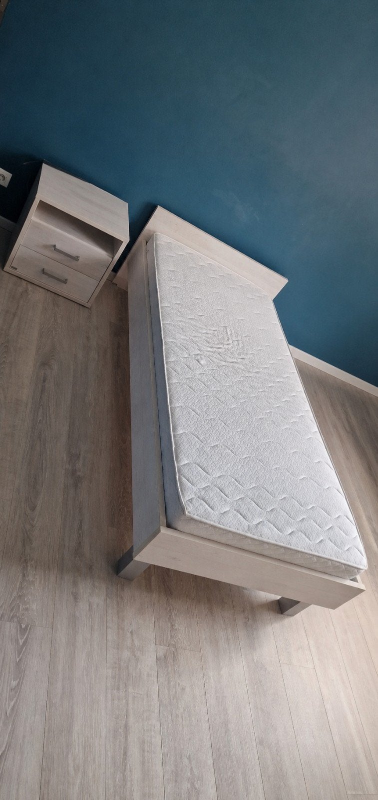 Lit 1 personne + table de nuit + sommier + matelas – Très bo, 90 cm, Beige, Une personne, Enlèvement