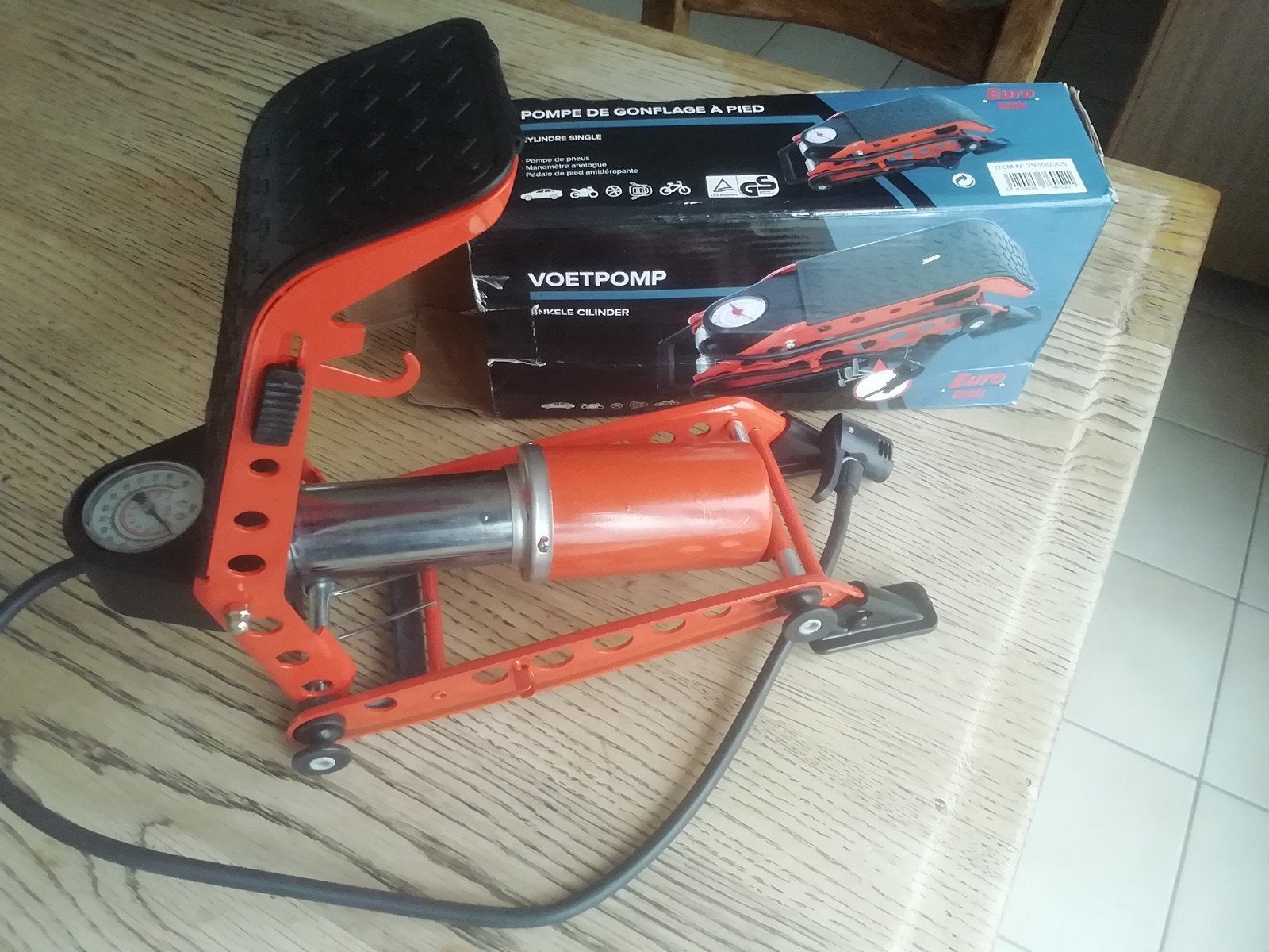 Voetpomp nieuw, Ophalen