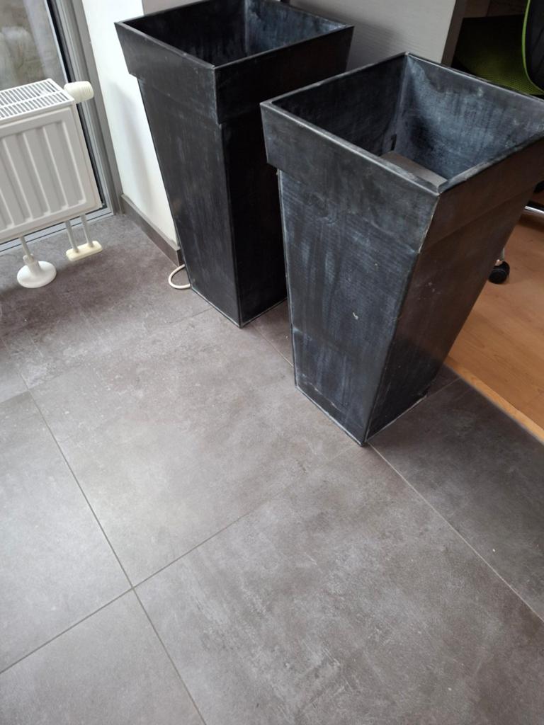 2 grote metalen bloembakken., Tuin en Terras, Ophalen, Zo goed als nieuw, Metaal, Overige vormen