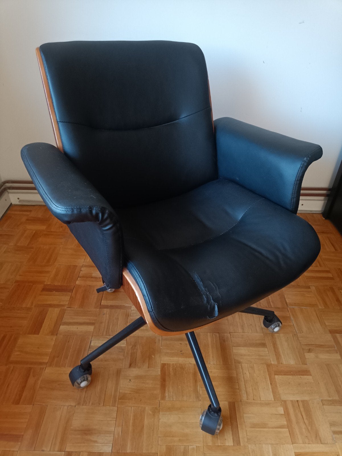 Bureaustoel met houten rugleuning en zwart leer
Mooie, Ophalen, Zwart, Bureaustoel