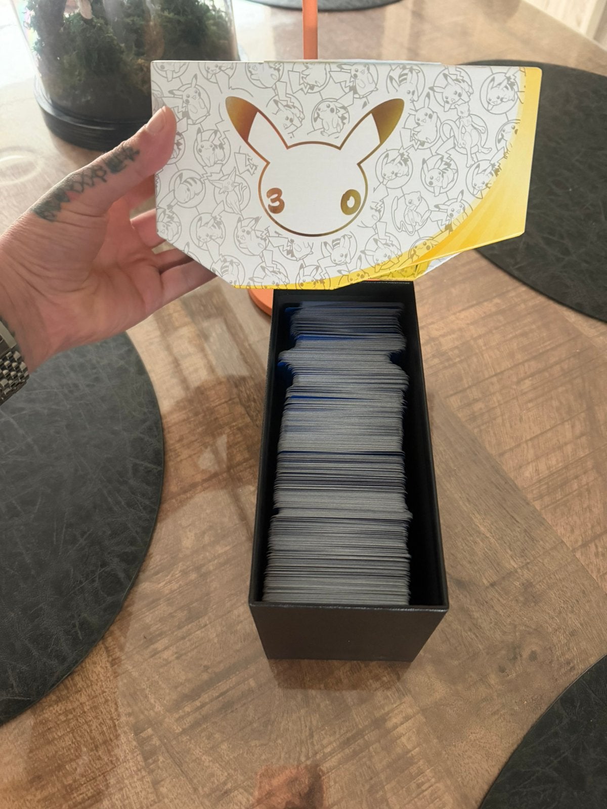 Pokemon 30th celebration volledige doos met kaarten, Hobby en Vrije tijd, Ophalen of Verzenden, Nieuw