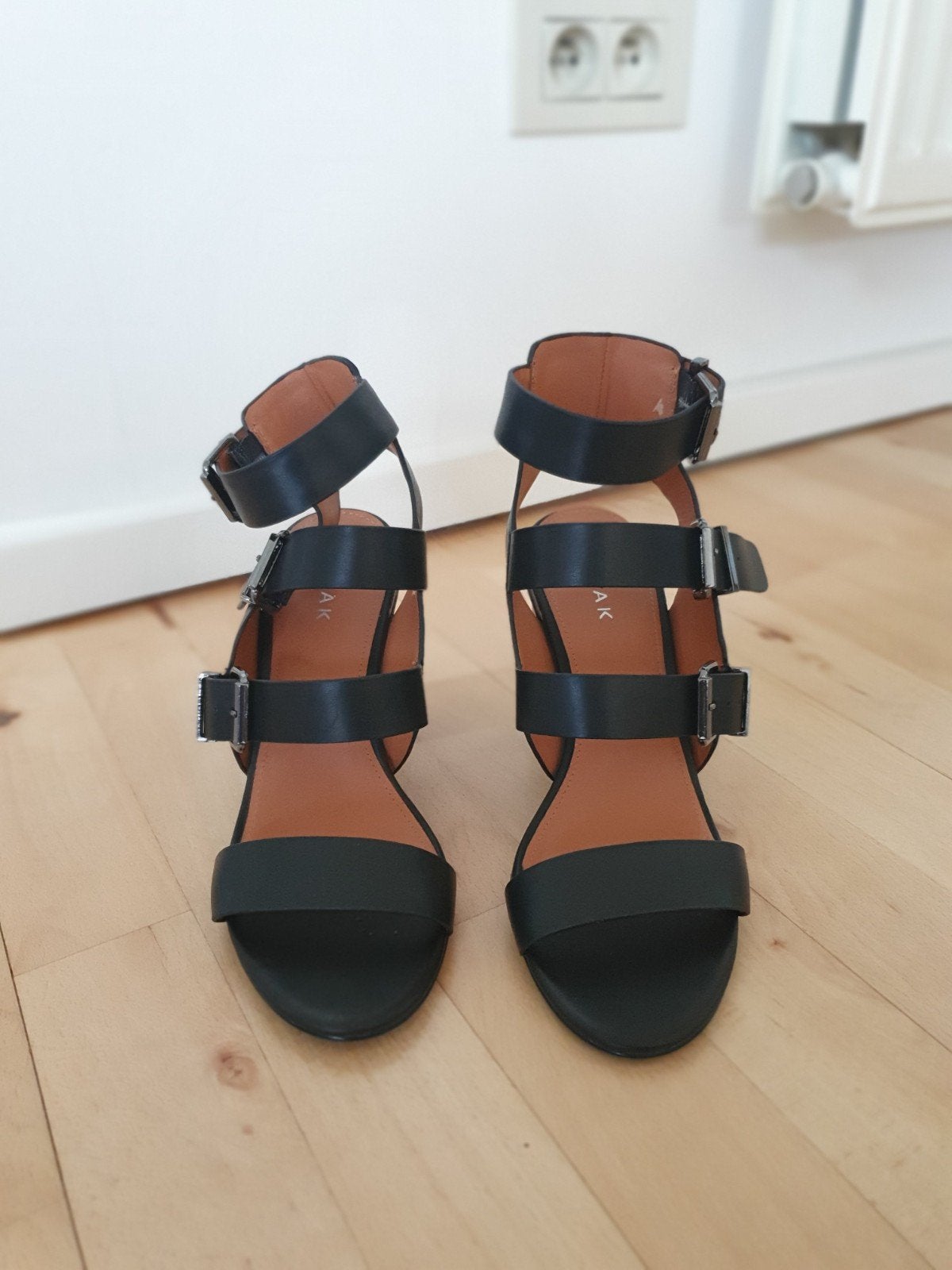 Sandales à lanières en cuir à talons carrés noires taille 40, Comme neuf, Jonak, Enlèvement, Noir