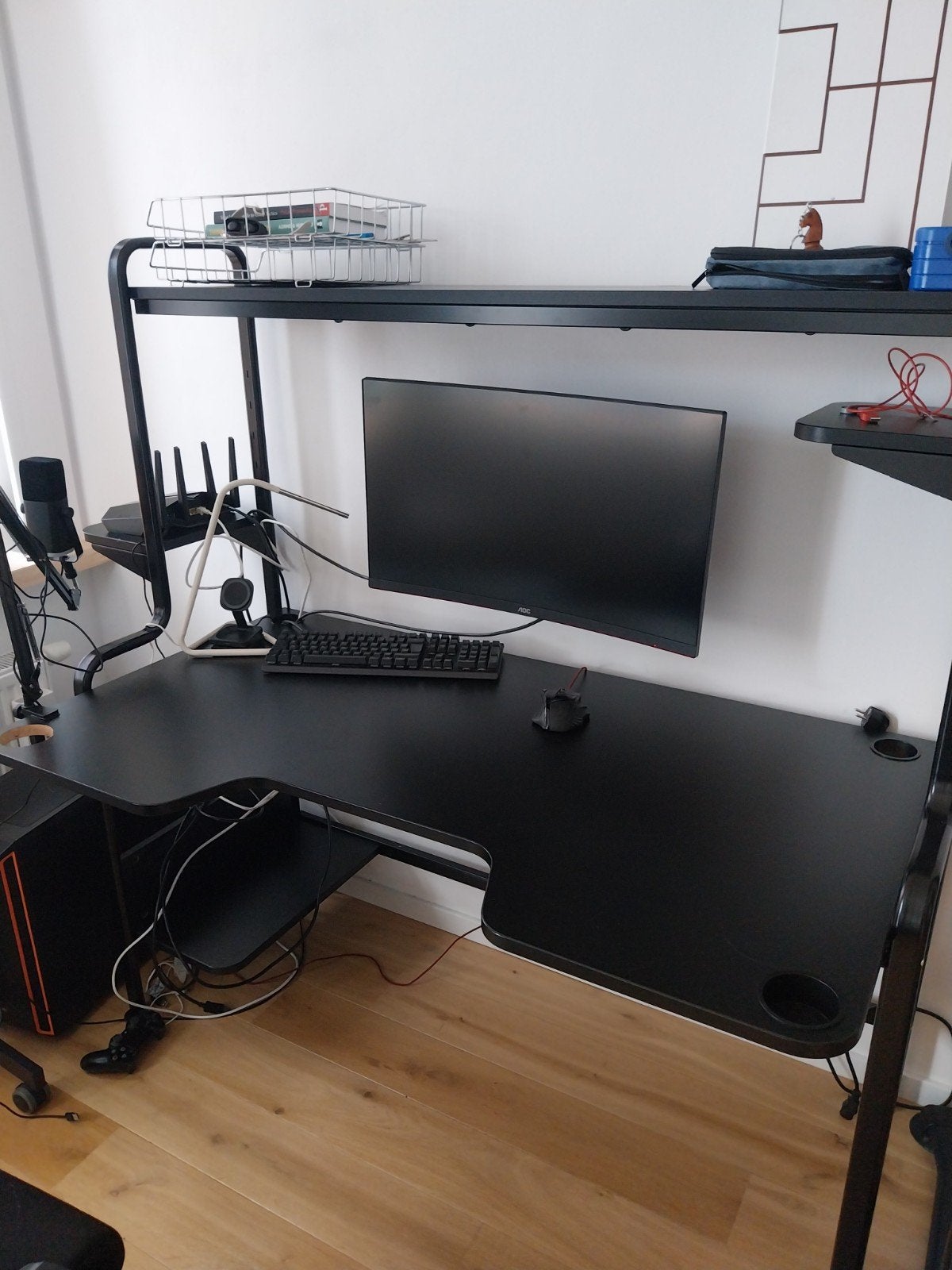 Bureau Ikea FREDDE en noir, Bureau gaming, Utilisé, IKEA, 140 cm