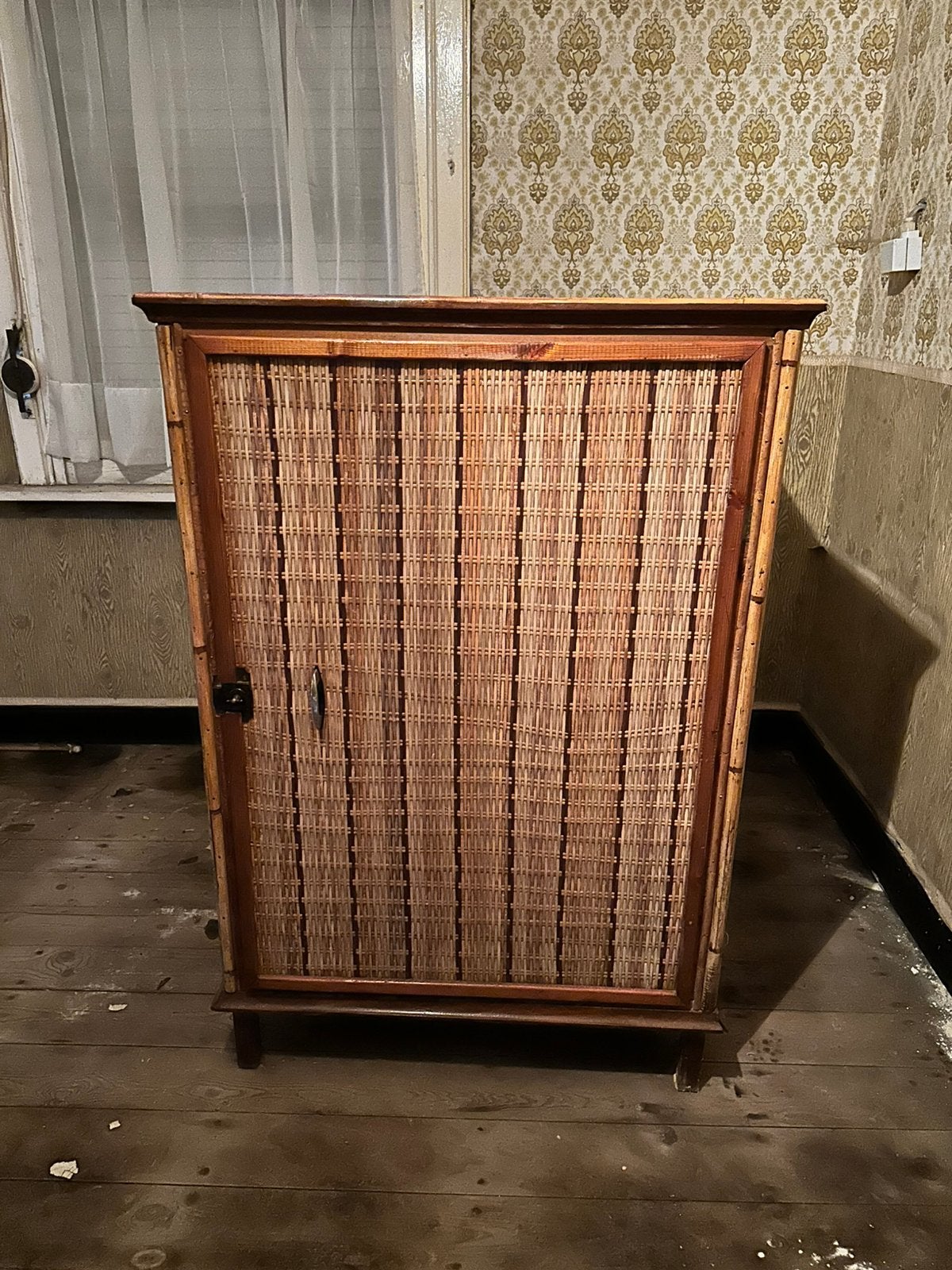 Handgemaakte rieten kast, Ophalen