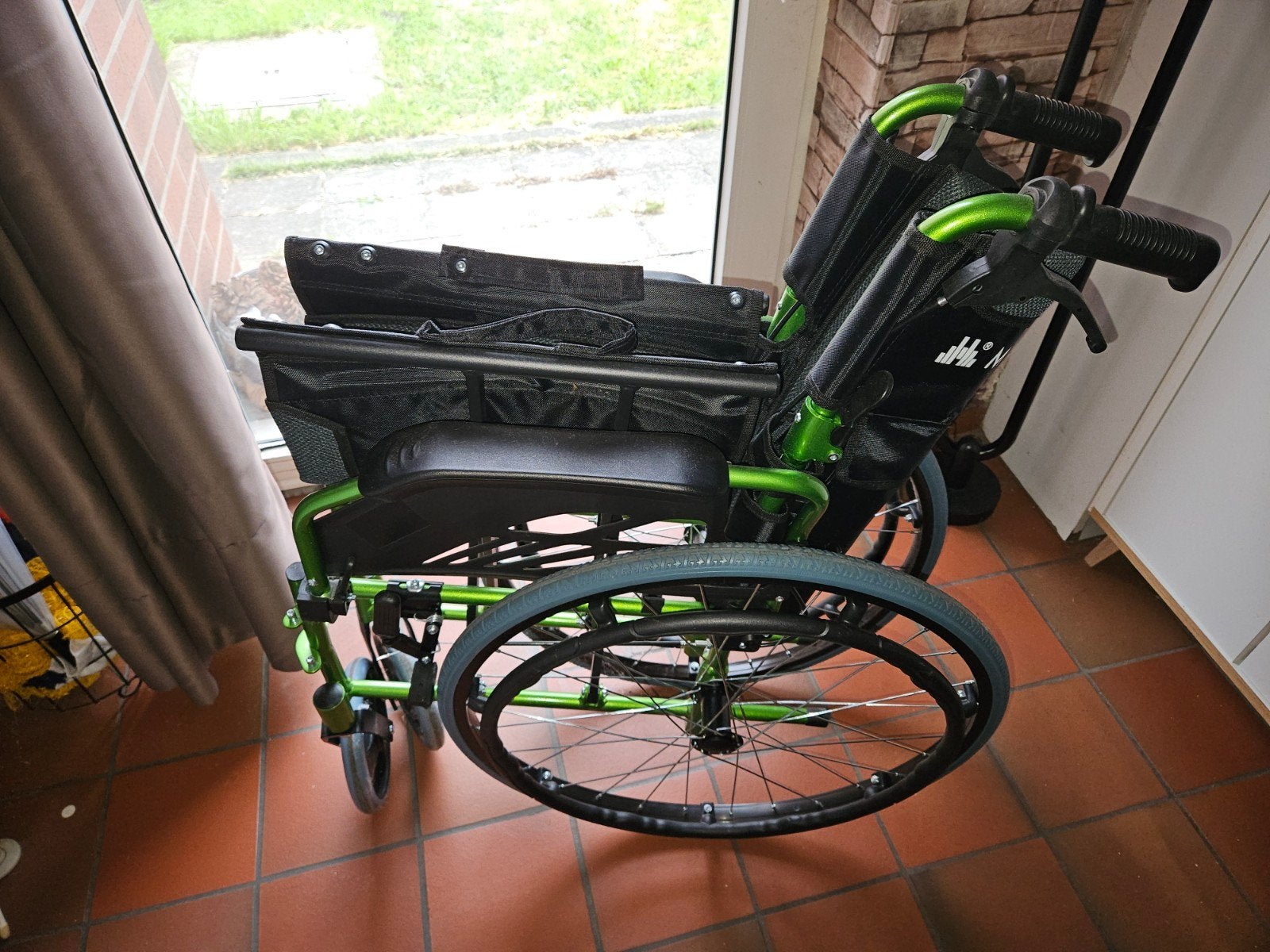 Rolstoel zowel om zelf te rijden als je te laten rijden, Ophalen