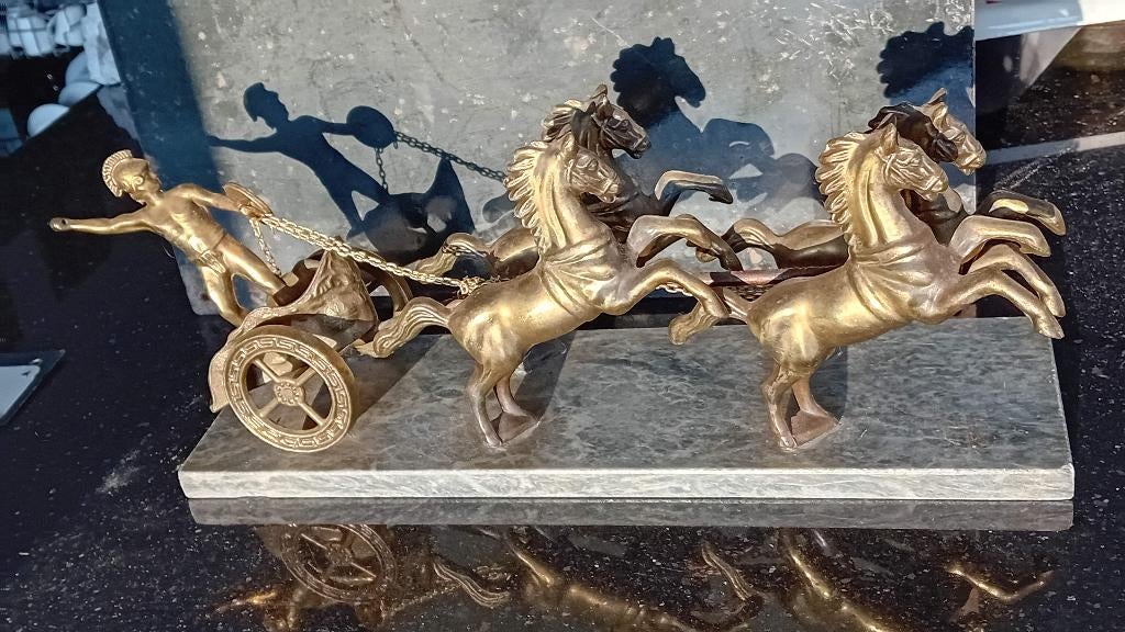antiek beeld van Romeinse strijdwagen, Ophalen of Verzenden, 20 - 50 cm, Op sokkel, Scène